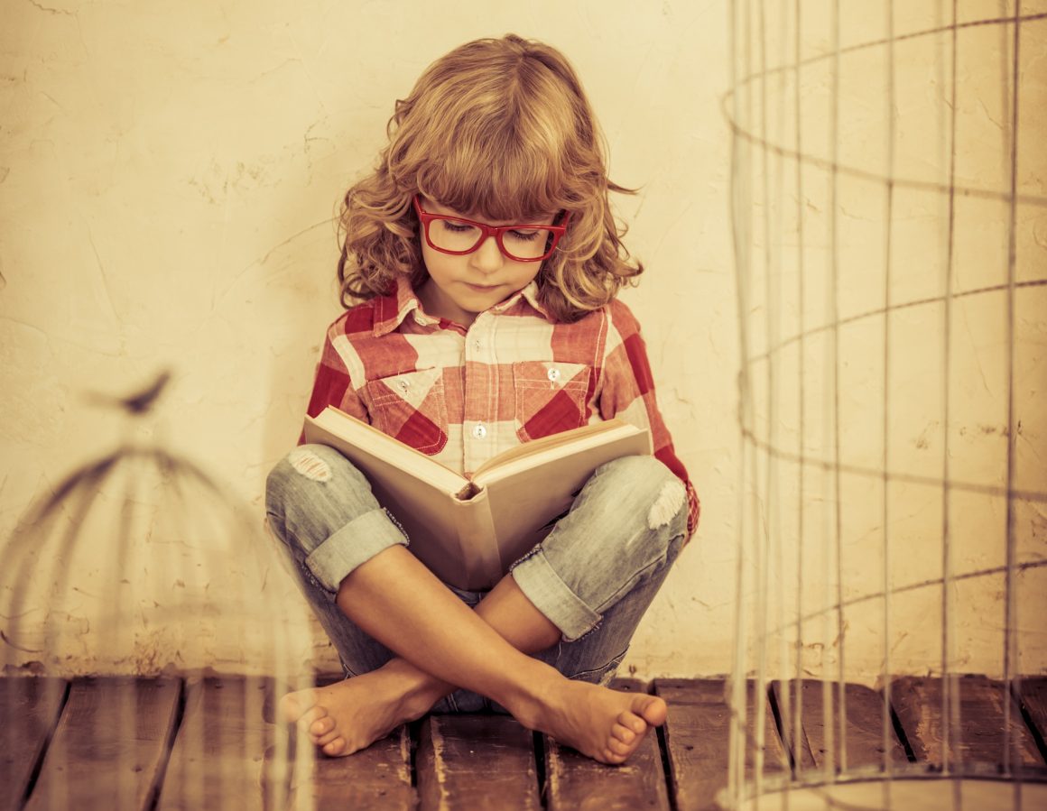 Kid reading the book L’estime de soi et les émotions